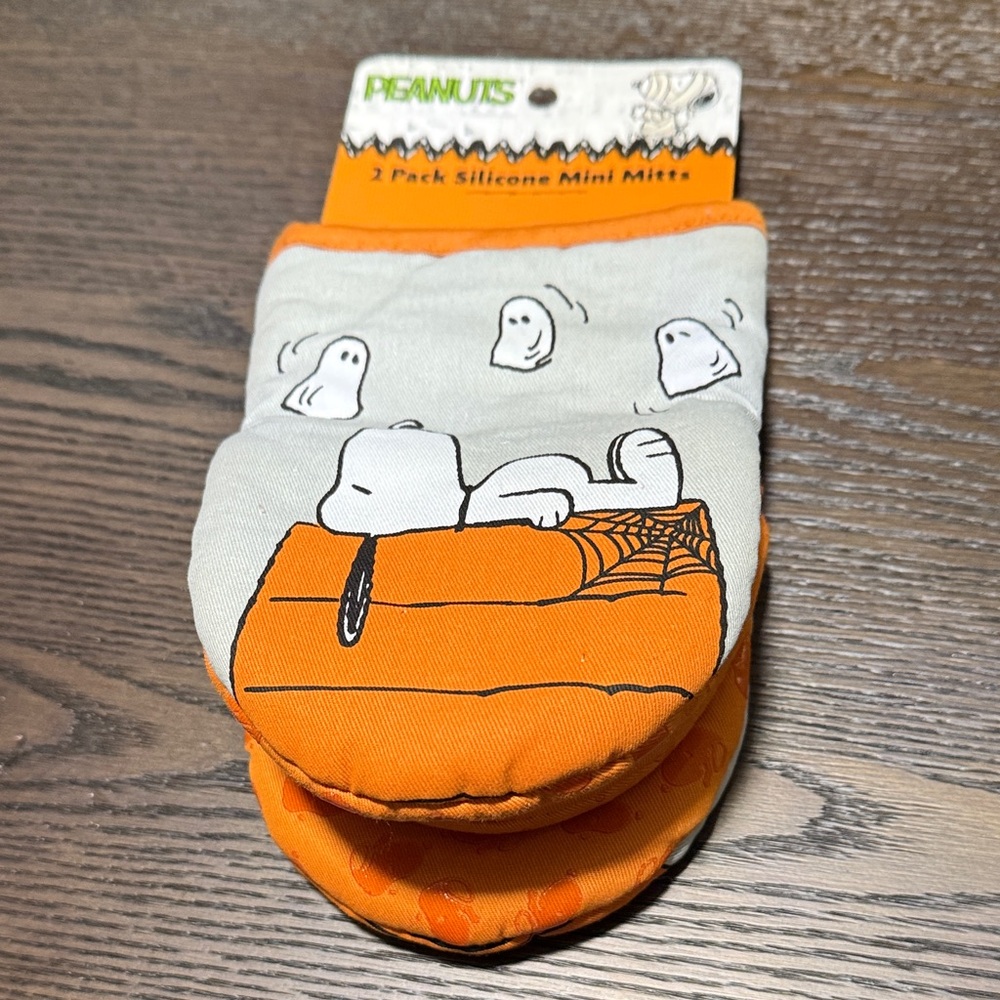Peanuts Silicone Mini Mitts with Snoopy and Ghosts